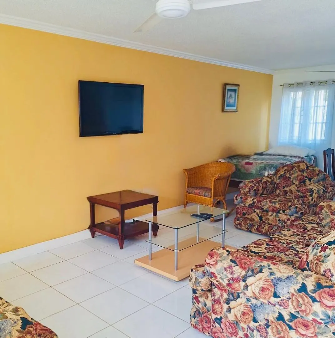 House With Pool, Shops, 3Mins From Montego Bay Airport And Near Beach Strip 0*,