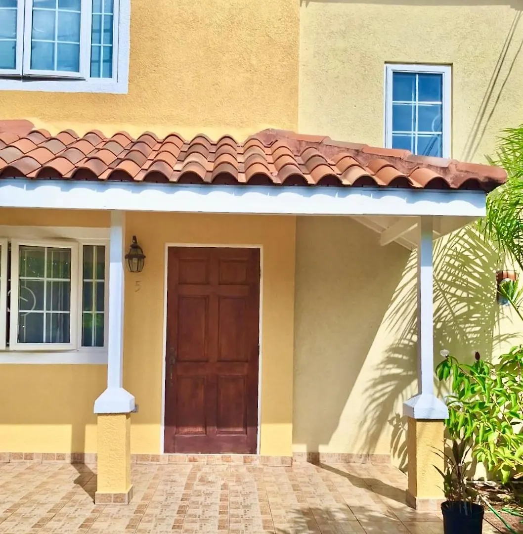 House With Pool, Shops, 3Mins From Montego Bay Airport And Near Beach Strip Apartamento